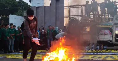 Demo Tolak KUHP, Mahasiswa Bakar Ban di Depan DPR RI