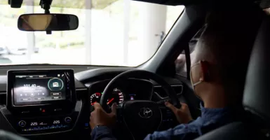 Siap-siap Sial! Ini 3 Dampak Negatif Merokok di Dalam Mobil