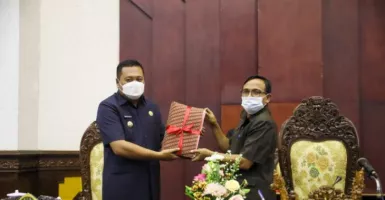 Ikut Rapat Paripurna DPRD, Bupati Gianyar Ajukan APBD Rp1,9 T