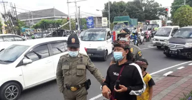 Pengamen Pakai Busana Bali, Satpol PP Bongkar Fakta Unik Ini