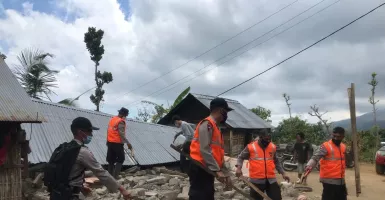 Evakuasi Runtuhan Gempa Bali, Kapolres Karangasem Ikut Berbagi