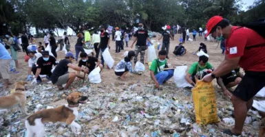 Inspiratif! Pria Bali Tukar Makanan Lezat dengan Sampah Plastik