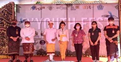 Teruna Teruni Denpasar Gelar Lomba Busana Adat ke Pura