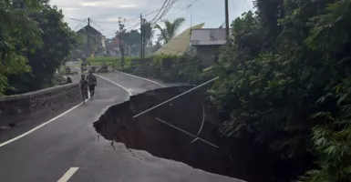 Mengerikan! Dampak Cuaca Ekstrem Hancurkan Jalan Gianyar Bali