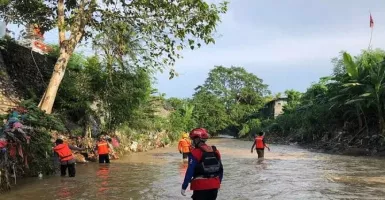 Minta Doa, Ibu-Anak Terseret Arus Sungai Buleleng Belum Ditemukan