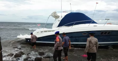 Kapal Yacht Misterius Bendera Malaysia Terombang Ambing di Bali