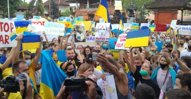 Ratusan Warga Ukraina Gelar Aksi di Bali, Ini Harapannya