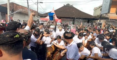 Festival Omed-Omedan Bali Diikuti 25 ABG, Belasan Kesurupan