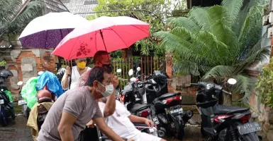 Salut! Polisi Bali Ini Jemput Penyandang Difabel untuk Vaksinasi
