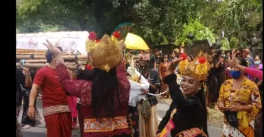 Viral! Transgender Buleleng Bali Meninggal, Temannya Joget