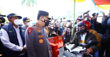 Petugas TNI-Polri Bali Tolak Pemudik Tanpa KTP di Gilimanuk