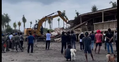 Masalah Izin, Puluhan Warung Pantai Berawa Bali Digusur Satpol PP