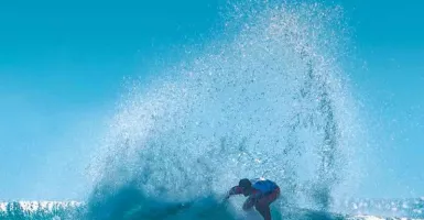 Media Asing Geger! Surfer Bali 'Kuasai' Lautan Lewati 25 Orang