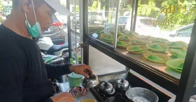 Kue Ape Makanan Kesukaan Ibu-ibu Denpasar Bali, Omzet Jutaan