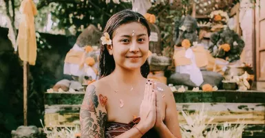 Melukat di Bali, Selebgram Awkarin Sentil Netizen Ini