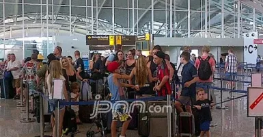 Media Asing Sorot Wisman Berjubel di Bandara Ngurah Rai Bali