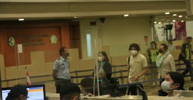 Bule Penulis Wisman Berjubel di Bandara Ngurah Rai Kena Karma