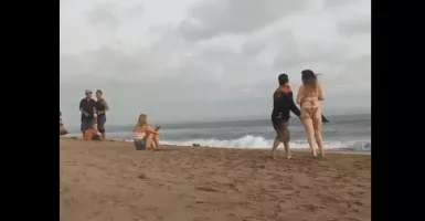 Bali Viral! Cewek Bule Ngamuk, Pria Mesum Gigit Jari di Pantai
