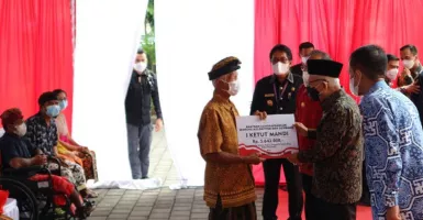 Bagikan Bansos Rp 7 M, Wapres Amin Minta Doa Semeton Bali