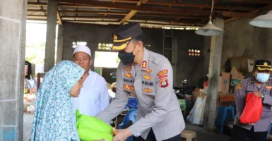 Wow! Dua Wanita Tertua di Buleleng Dapat Hadiah dari Polisi
