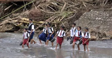 Banjir Jembrana Bikin Jembatan Ambruk, Pelajar Nekat Begini