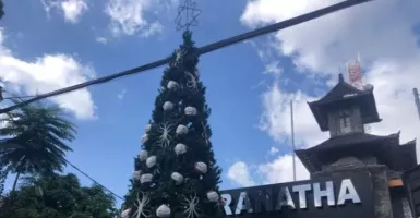 Unik! Gereja di Bali Pakai Masker untuk Pohon Natal