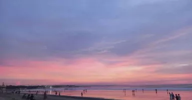 Libur Hari Raya Nyepi, Pantai Kuta Penuh Dipadati Pelancong