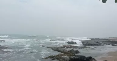 Gelombang Tinggi, BPBD Larang Wisatawan Berenang di 7 Pantai Ini
