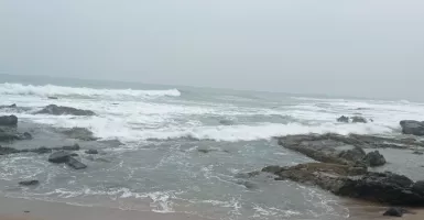 Cuaca Buruk, BPBD Larang Pengunjung Berenang di Pantai Selatan