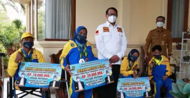 WH Beri Apresiasi dan Uang Pembinaan pada Pemenang Peparnas Papua