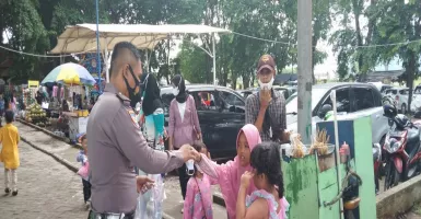 Polsek Kramatwatu Bagikan Masker Kepada Pengunjung Tempat Wisata