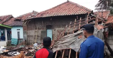 Waduh, Dihantam Angin Kencang, 28 Rumah di Kronjo Rusak Parah