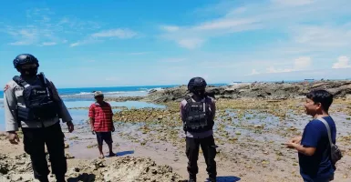 Satbrimob Polda Banten Sosialisasi Prokes di Pantai Bayah