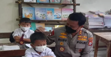 Polda Banten Berikan Bantuan Sepatu untuk SDN Ujung Tebu 3