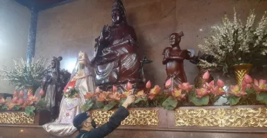 Tim Jibom Polda Banten Sterilisasi Vihara Avalokitesvara