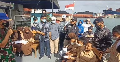 Polisi Militer Banten Gelar Vaksinasi dan Ajak Anak Cinta Bahari