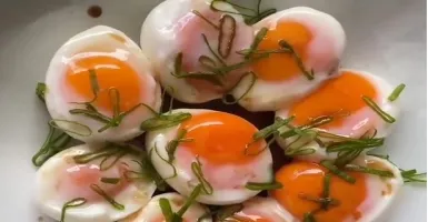 Suka Makan Telur Setengah Matang? Waspadai Bahaya Ini