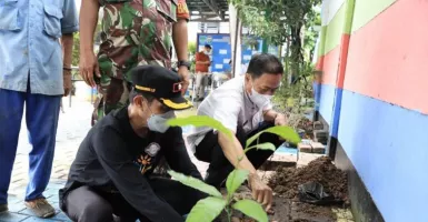Boleh Ditiru, Kecamatan Jatiuwung Bagi Bibit Pohon ke Kelurahan