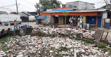 Waduh, Tumpukan Sampah di Wates Kalimati Ganggu Warga