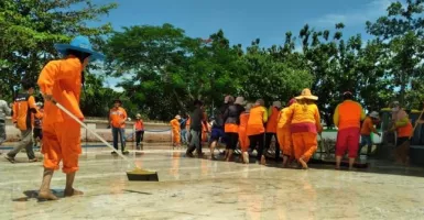 90 Personel Dinas Perkim Bersihkan Wisata Religi Banten Lama