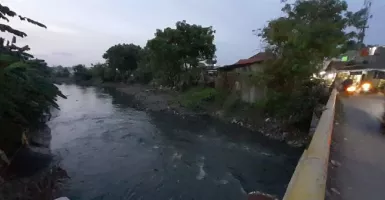 Warga Pisangan Jaya Mulai Protes Bau Limbah di Sungai
