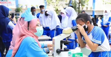 Puskesmas Sukasari Ajak Siswa Melihat Virus TBC dengan Mikroskop