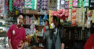 Anggota Polsek Curugbitung Gelar Operasi Pasar, Stok Minyak Aman