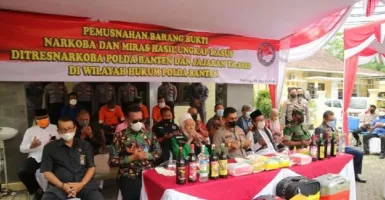 Polda Banten dan MUI Musnahkan Puluhan Ribu Miras