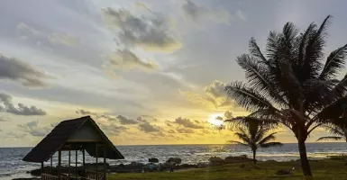 Gelombang Masih Tinggi, Pantai Cihara Jadi Tempat Berburu Foto