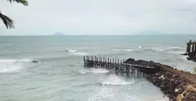 Buaya di Pantai Anyer Bikin Geger, Wisatawan Dilarang Berenang