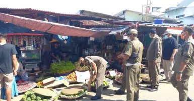 Satpol PP Kota Tangerang Awasi Pedagang Membandel di Kali Sipon