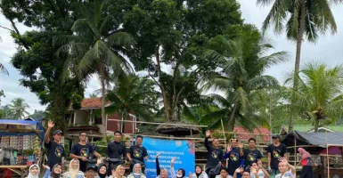 SOM Jasa Marga Gandeng Organisasi Pemuda Bersihkan Pantai Carita