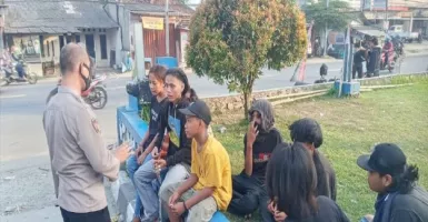 Meresahkan! Polsek Cikande Tertibkan Anak Punk di SPBU Ambon