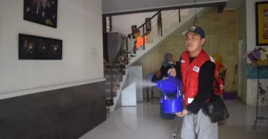 PMI Kota Tangerang Semprot Disinfektan Wilayah Terdampak Banjir